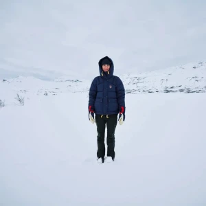 Mörkblå dunjacka från Fjällräven - Hej! Jag vill byta min Fjällräven-jacka mot en i färgen ”Deep Forest” (mörkgrön). Jag säljer inte, utan vill endast byta till en grön.  Jag vill gärna att jackan jag byter till har äkthetsbevis, och jag kan självklart skicka med mitt också om du vill. 💚  Hör av dig om du har en likadan i Deep Forest!
