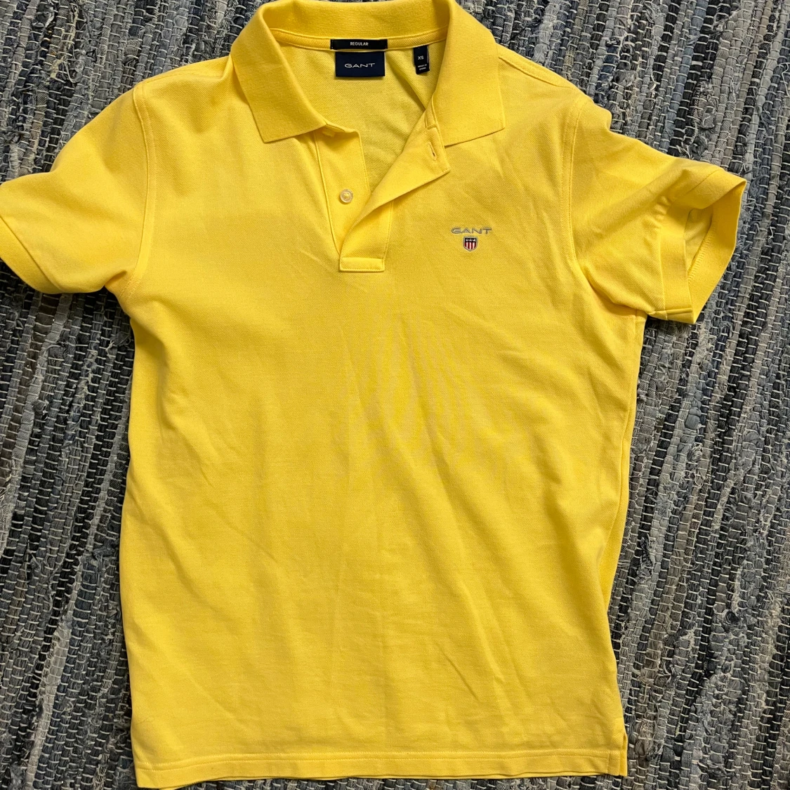 Gul pikétröja från GANT XS