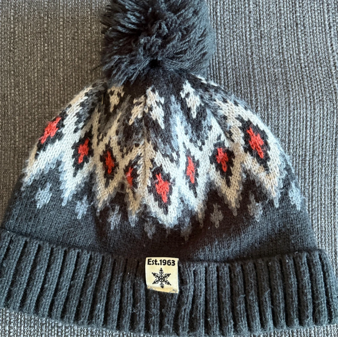 Mönstrad mössa med tofs