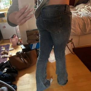 True religion jeans  - Jätte snygga true religion jeans med rosa detaljer. Storlek 29, skulle säga att de sitter som M. 