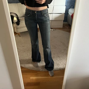 Lågmidjade bootcut jeans - Lågmidjade bootcut jeans från märket 7 for all mankind. Köpta från en vintage butik i Los Angeles. I jättebra skick! Jag på bild är 167 cm. Storlek 27 i midjan. 