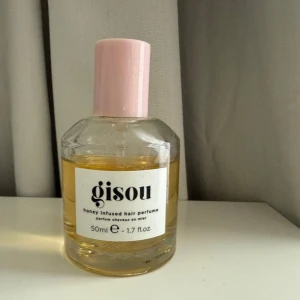 Gisou Honey Infused Hair Perfume  - Gisou Honey Infused Hair Perfume, en doft för håret berikad med honung. 50 ml från början 