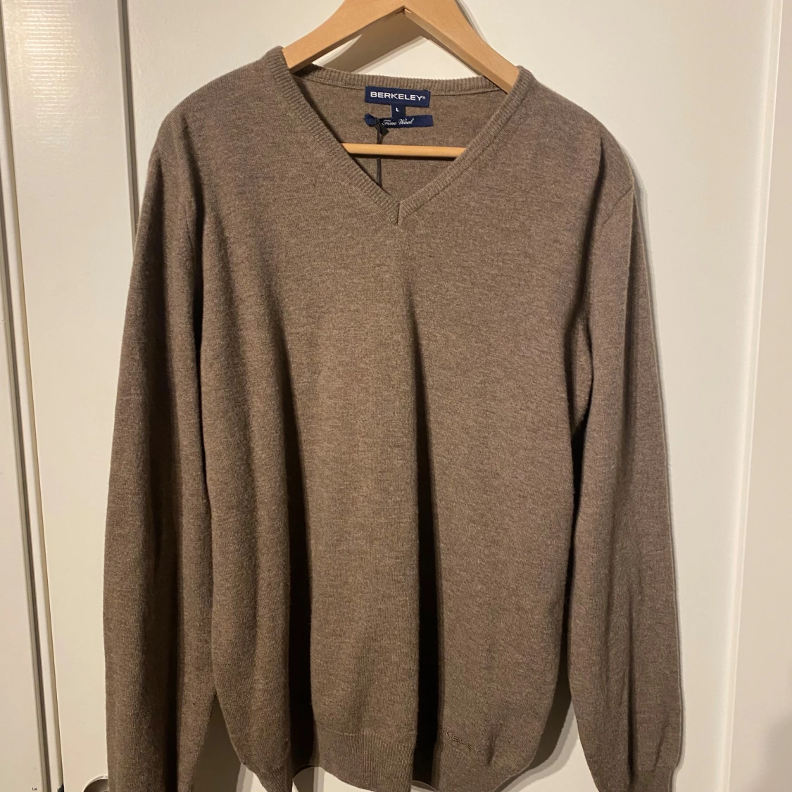 Beige v-ringad stickad tröja Berkeley