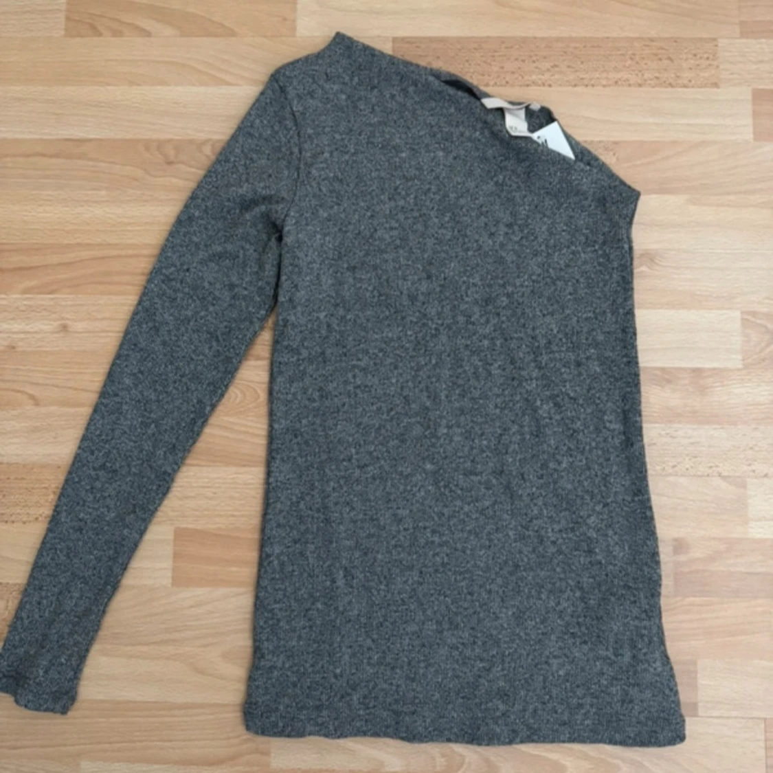 Ny. Grå oneshoulder tröja från H&M
