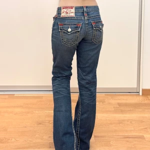rare vintage True Religion low waist bootcut jeans  - perfekta True Religion jeans 🪽skick syns på  bilderna 🪽midja 36, innerben 76, lår 27, midjehöjd 17 cm