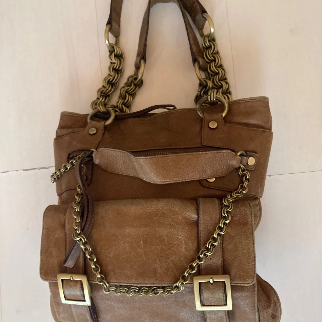 Brun handväska med kedjedetaljer