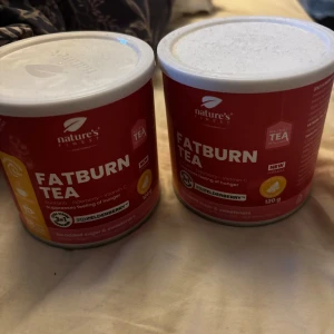 Nature's Finest Fatburn Tea 120g - Nature's Finest Fatburn Tea, 120g, med guarana, fläderbär och vitamin C. En burk är öppnad och endast taget ur för ett glas/kopp, den andra är oöppnad. Inga synliga skador på förpackningarna.