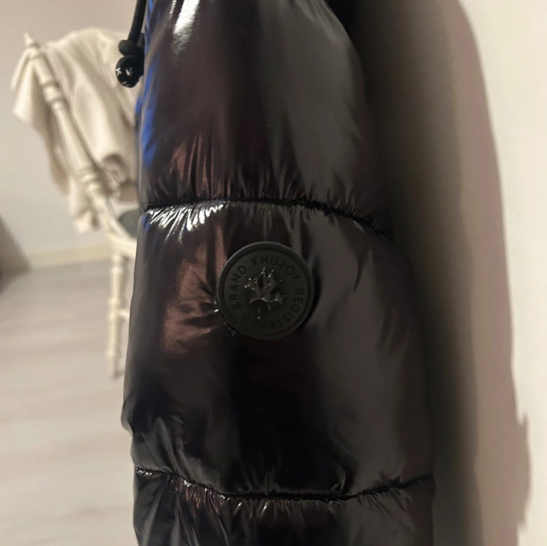 Svart glansig pufferjacka från Khujo - 3