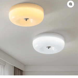 Donut taklampa - Två lampor. Modern skandinavisk taklampa i vaniljvitt glas med rund, mjuk design. Passar perfekt ii sovrum och vardagsrum. Ger både varm och kall belysning. Lamporna är oanvända. Stilren och tidlös för ett elegant hem.