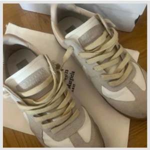 Maison Margiela vita sneakers i skinn - Ett par fina skor från maison margiela i storlek 44 men passar 43 bättre skulle jag nog säga. Skickas med lådan,dustbag✅skriv vid någon fundering, priset kan diskuteras vid snabb affär