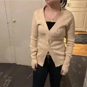 Beige omlottkofta från Cider - Säljer en beige ribbad omlottkofta från Cider i storlek S. Köpt sacond hand så lappen inne borttagen men den är såpass mjuk material så måste den vara ullblandad.  Finaste materialet som finns❤️Superfint skick❤️