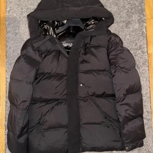 Moncler Madeira - Helt ny 1av1 moncler madeira i storlek M, om andra bilder behövs är det vara att fråga. Kommer med moncler dustbag för jackan 