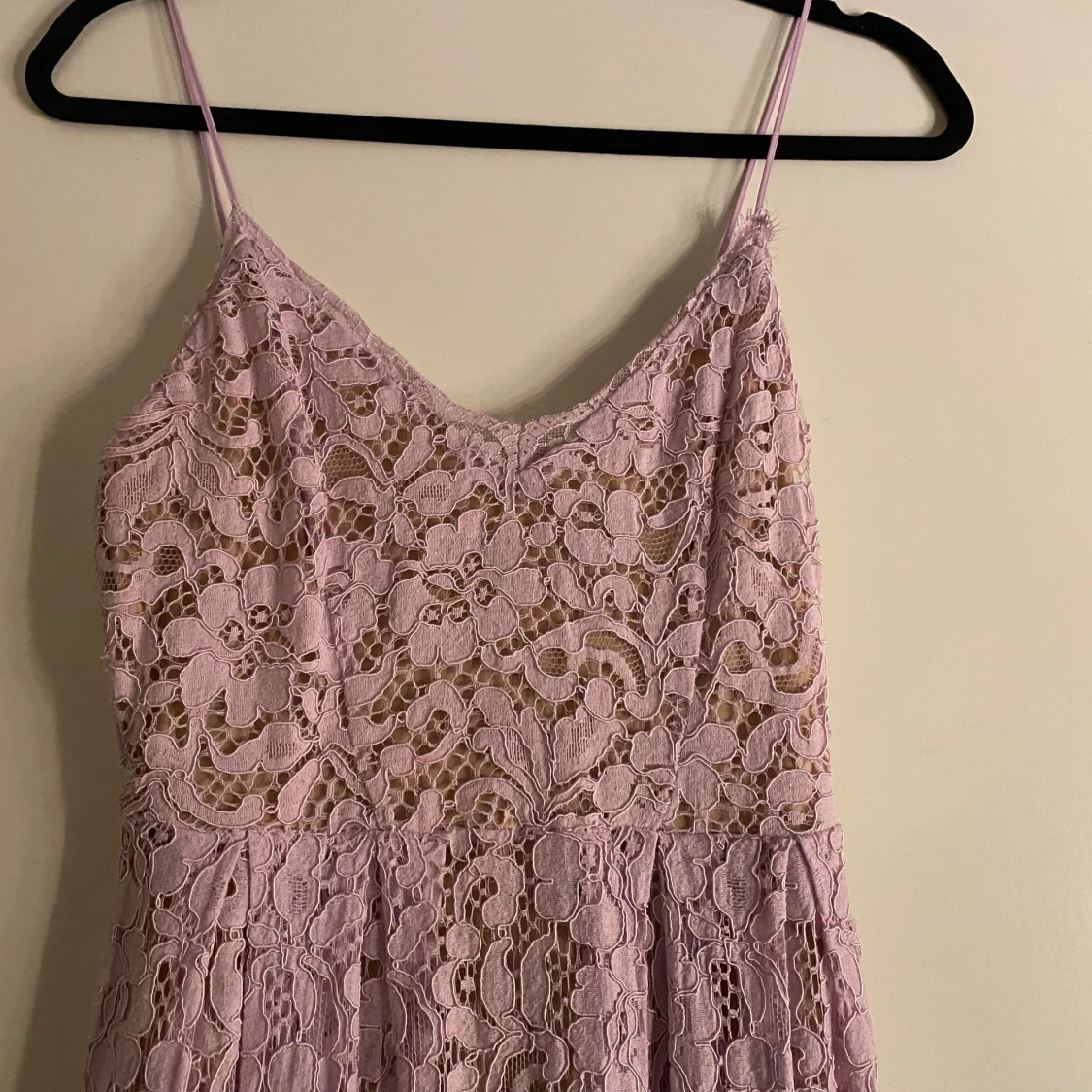 Ljuslila spetsklänning med smala axelband - 2