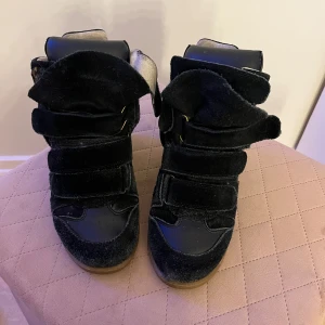Isabelle Marant skor - Nu är det dags för mig att sälja mina super coola marant skor. Det är i väldigt bra skick då jag inte använd de mycket(endast 2 gågner). Hör gärna av er för fler bilder eller frågor🥰priset kan absolut diskuteras🙂