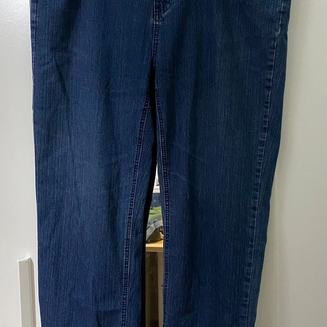 Blå jeans med raka ben