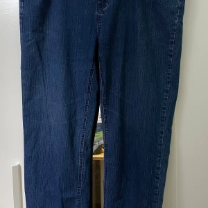 Blå jeans med raka ben - Mörkblå jeans som inte har någon fläckar eller skada som ni ser på bilden! Meddela gärna så svara jag för vad som helst! 💕