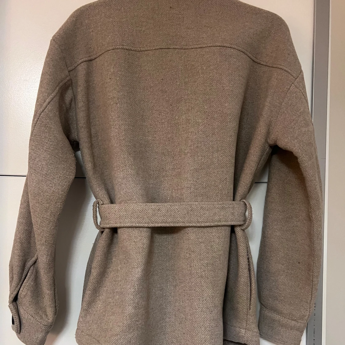 Beige kappa med knappar - 2