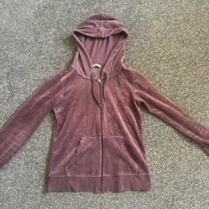 zip up hoodie - säljer en mysig lila/rosa zip up hoodie,  tröjan har långa ärmar och två fickor framtill, perfekt för en avslappnad stil. Snygg att matcha med jeans eller mjukisbyxor😊