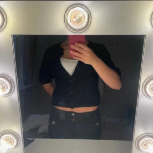 Kofta - En jättefin kort armad stickad kofta från Zara! Den är mörkblå i tyget och har väldigt fina tyggknappar! Kan passa en med xs