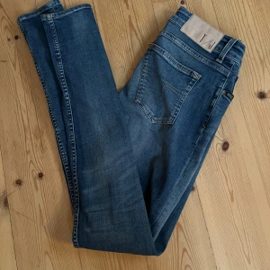 Tiger of Sweden Jeans  - Klassiska Tiger of Sweden-jeans i modellen Slender, program Julie storlek 29/34. i fint skick utan skador