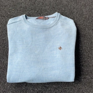 Morris crewneck  - Säljer en likadan Morris crewneck i 100% merinoull som på bilderna! Kom pm vid intresse!Nypris cirka 1500, inga defekter med tröjan, den är liten i storleken och passar mer som en S.