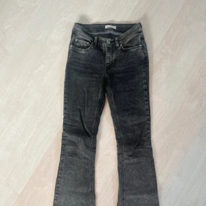Svarta/gråa bootcut jeans från Gina Tricot - Svarta/gråa bootcut jeans från Gina Tricot