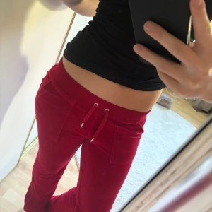 Röda mjukisbyxor Juicy Couture XS - Röda mjukisbyxor från Juicy Couture. Riktigt bra skick och inte använda mycket alls.