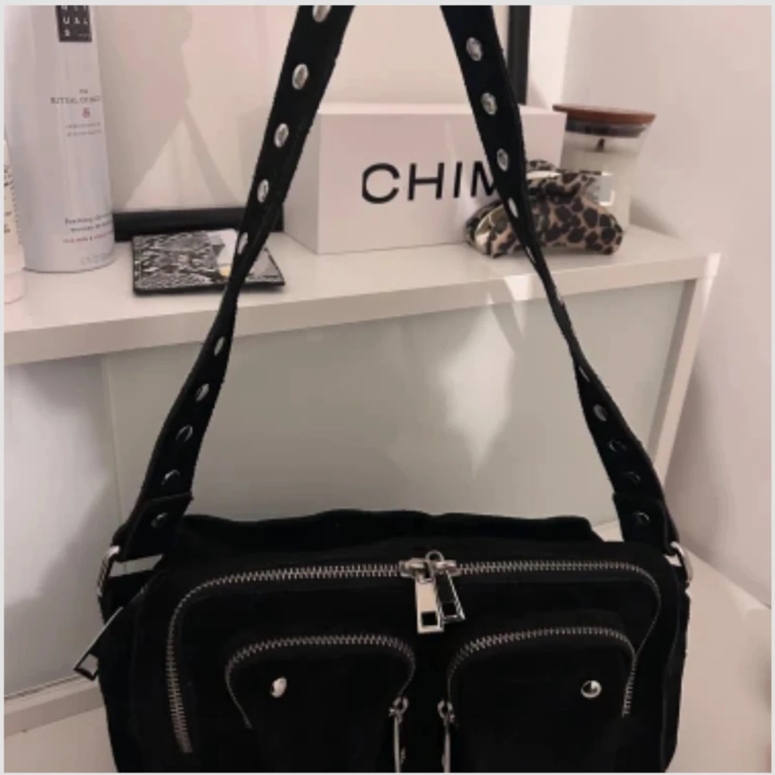 Svart  axelväska från Núnoo - 1