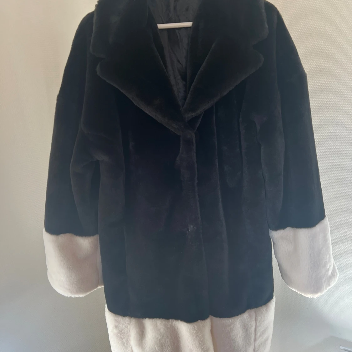 Svart och vit pälsjacka Gina Tricot