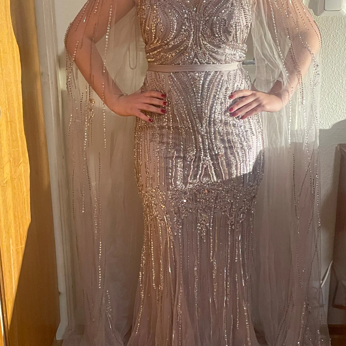 Champagnefärgad glittrig långklänning - 1