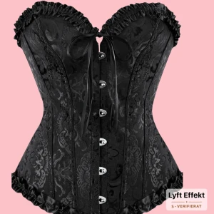 Svart korsett - Säljer en svart korsett. Perfekt nu till halloween! Har en till så därför säljer jag, aldrig använd, endast provad! Storlek XS🤍