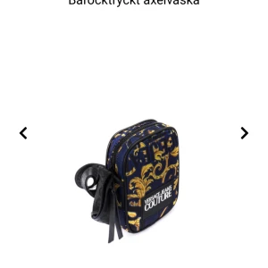 Versace Jeans Couture axelväska - Snygg axelväska från Versace Jeans Couture med ikoniskt barockmönster i blått och gult. Väskan har justerbar axelrem, dragkedja och logotyp framtill. Perfekt storlek för mobilen och småsaker! * kan även bytas mot annan axelväska/magväska*