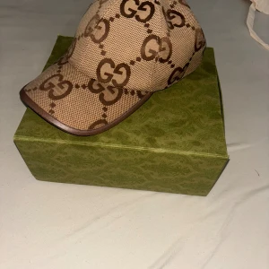 Gucci keps GG Jumbo äkta! - Gucci keps – skick 7/10 Äkta keps, använd men i bra skick. Snygg passform och klassisk design.