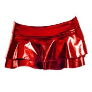 Röd glansig volangkjol - Snygg röd kortkjol i glansigt material med volangdetaljer längs kanten. Perfekt för dig som vill ha något extra till outfiten. Elastisk midja utan dragkedja. Aldrig använd 