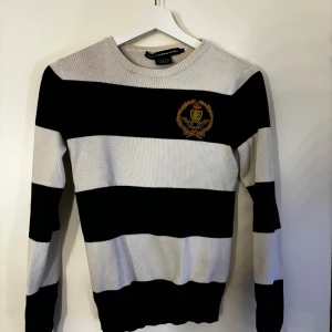 Randig tröja från Ralph Lauren  - Snygg stickad tröja från Ralph Lauren i svart och vitt med breda ränder och broderad logga på bröstet. Säljs inte längre. Inte använd mycket.