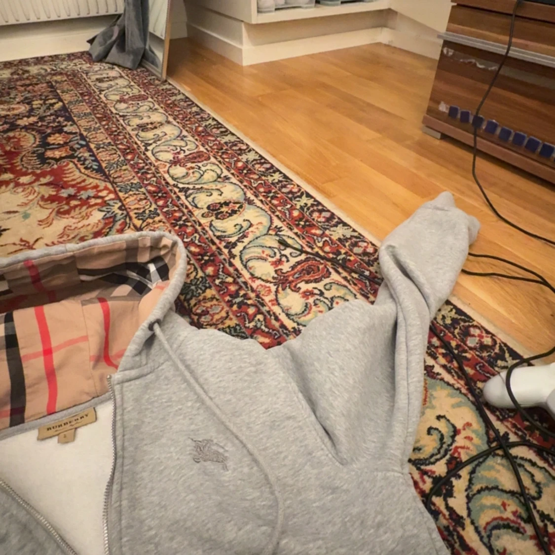 Grå hoodie från Burberry med dragkedja - 2