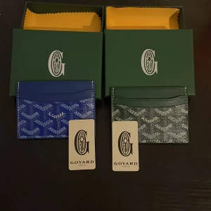 Korthållare i mörkblått och mörkgrönt - Säljer dessa 2 korthållare för 500kr om du vill köpa en så blir det 300, som är oanvända om du undrar något är det bara att höra av sig.