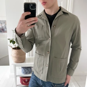 John Henric overshirt S - John Henric overshirt S , inga defekter. Storlek M, modellen är 180,75 kg och passar honom bra 😊 sjukt nice tröja asså rekommenderar verkligen 