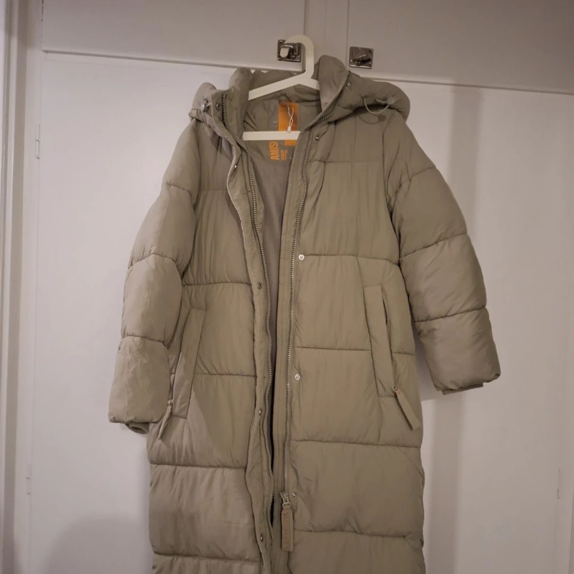 Beige lång pufferjacka med huva - 2