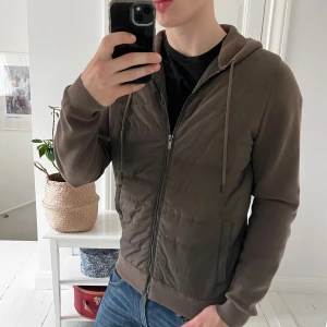 Massimo Dutti cardigan M - Massimo Dutti cardigan M, sjukt sjukt nice passform och skön cardigan i allmänhet. Modellen är 180,75 kg. Liten fläck vid ärmen som ni ser men märks inte riktigt. Kom med frågor! Kolla whalan.vetements på TikTok för fler bilder/ videos på cardiganen! 