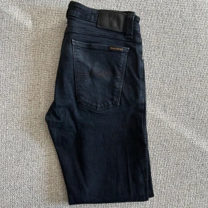 Nudie Jeans svarta - 🧵 Märke: nudie jeans (Skinny lin) 📏 Storlek: W33 L30 ✨ Skick: Mycket gott skick / Nästan som nya 🎯 Perfekta både till vardags och när du vill klä upp dig lite extra 📦 Snabb leverans – skickas samma dag! 💌 Har du frågor? Hör gärna av dig – svarar snabbt!
