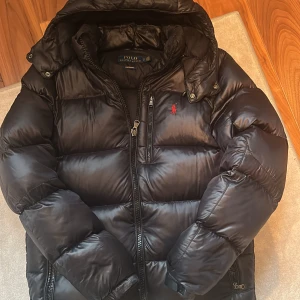 Ralph Lauren jacka - Skön jacka, bra skicka, någon mindre defekt som man ej ser som är lagad. 