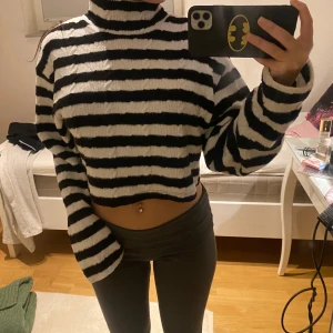 Stickad tröja - Stickad tröja från zara, fint skick 💘