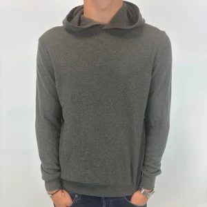 Mörkgrön stickad tröja från Oscar Jacobsson  - Säljer en mycket snygg stickad grön hoodie från Oscar Jacobsson! Tröjan är använd 2-3 gånger så som ny! Mitt pris 799 kr