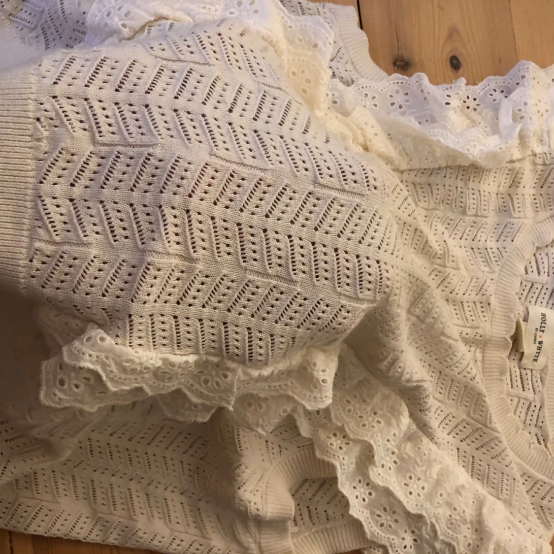 Vit blus med spetsvolanger Holly & Whyte - 2