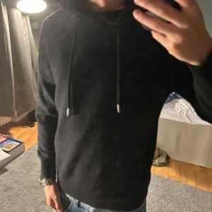 Kashmir hoodie - Riktigt skön och snygg kashmir hoodie. Storlek S men kan funka till XS. Hör av er vid frågor //Tom