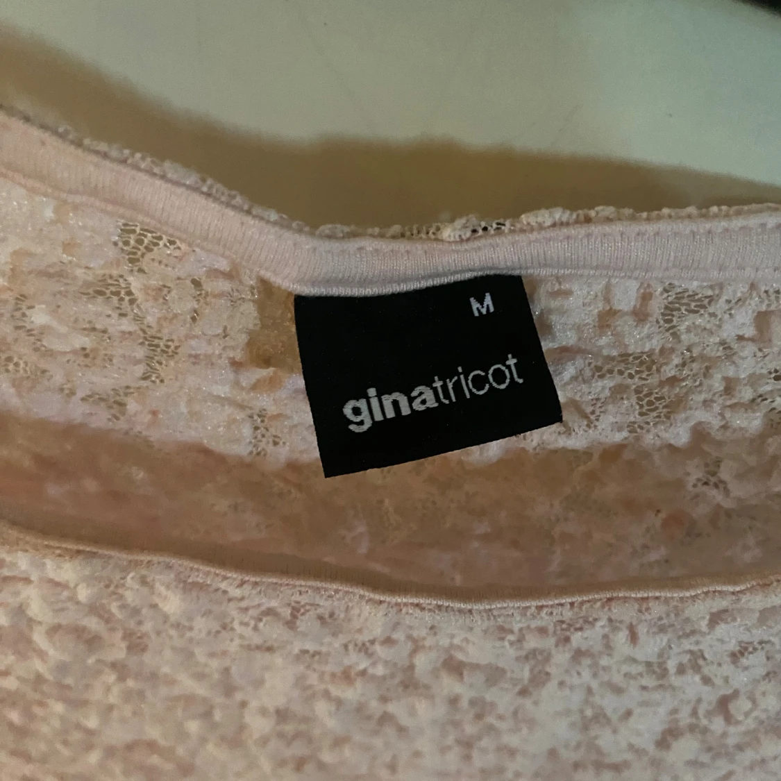 Ljusrosa spetsblus från Gina Tricot - 1