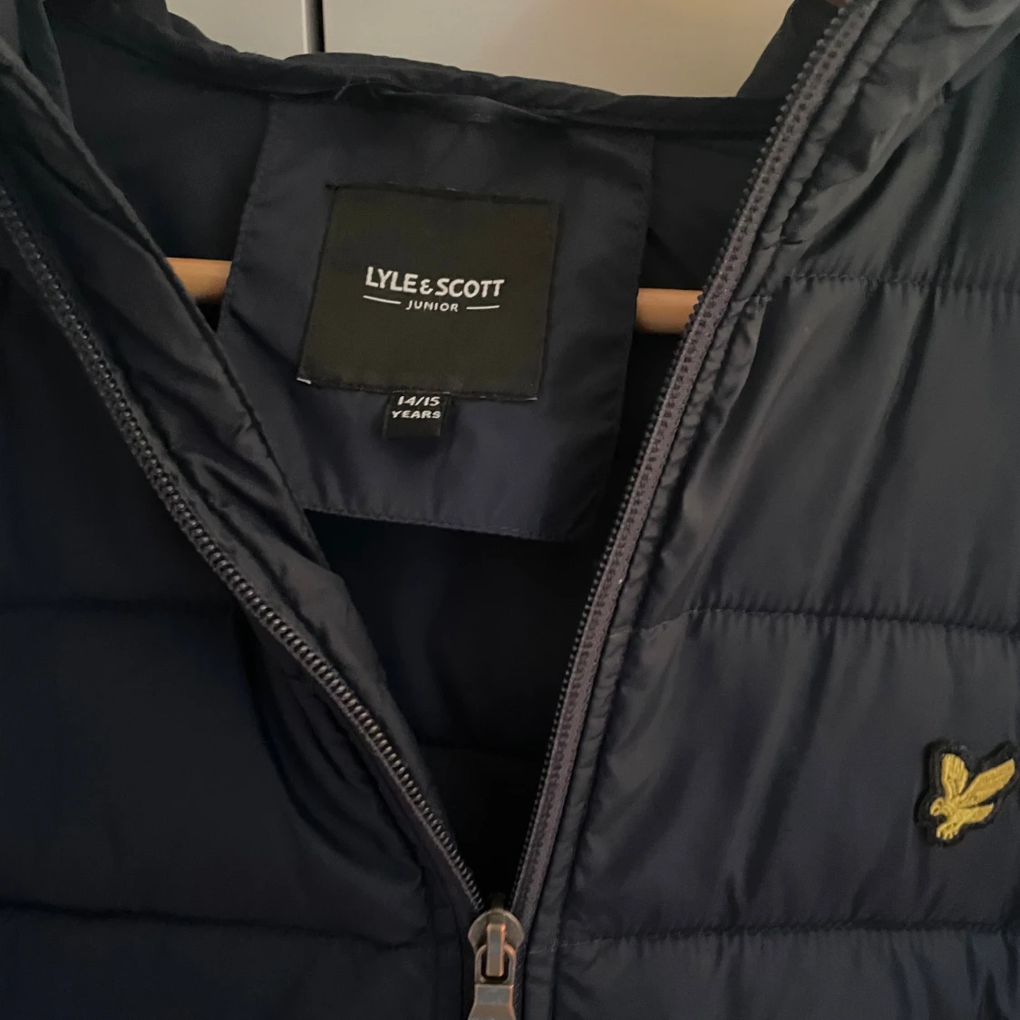 Mörkblå pufferjacka från Lyle & Scott - 2