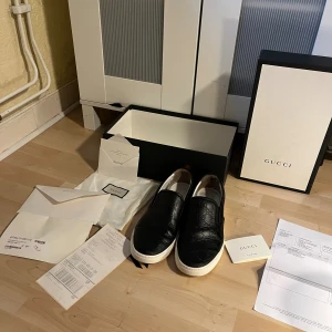 Svarta Loafers från GUCCI - Säljer dessa sjukt feta Gucci loafersen med allt på bilderna som tillkommer, kvitto, box etc. Priset kan diskuteras. 100% äkta såklart✅!