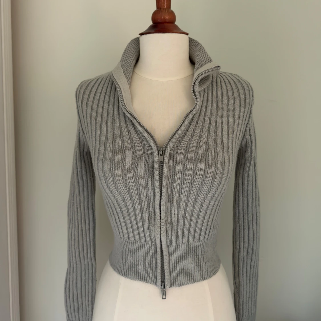 Grå ribbad kofta med dragkedja